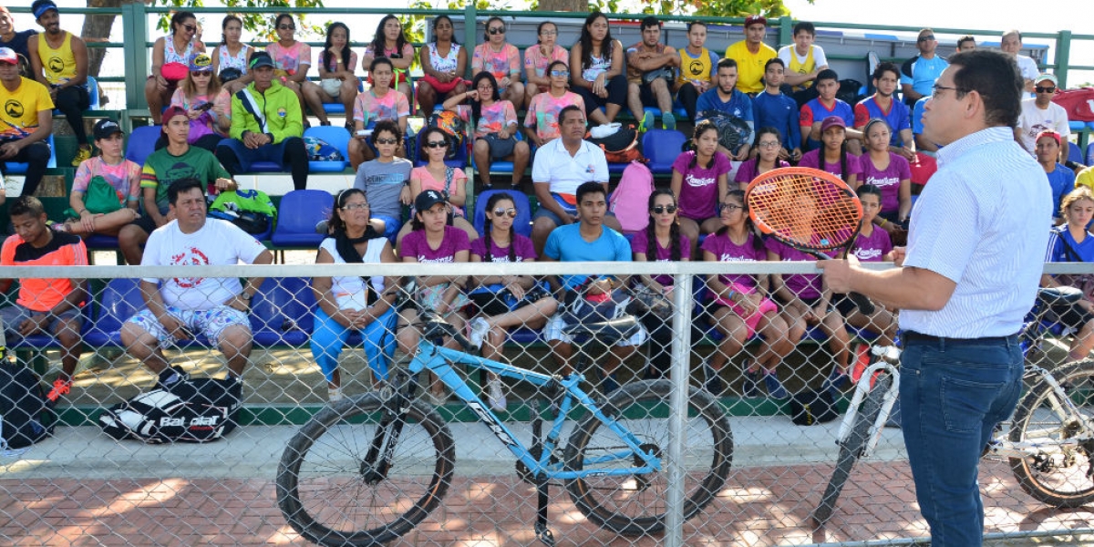 Alcalde Rafael Martínez, durante la entrega de escenarios deportivos.