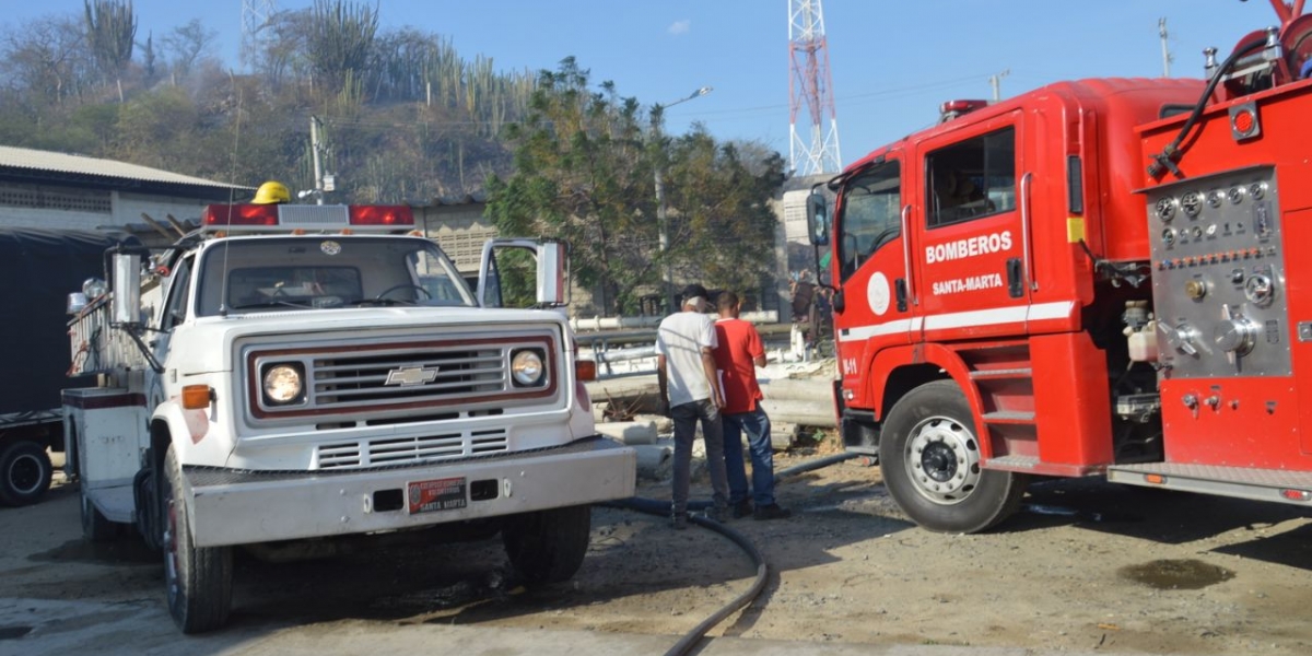 Organismos de socorro trabajan para extinguir las llamas.