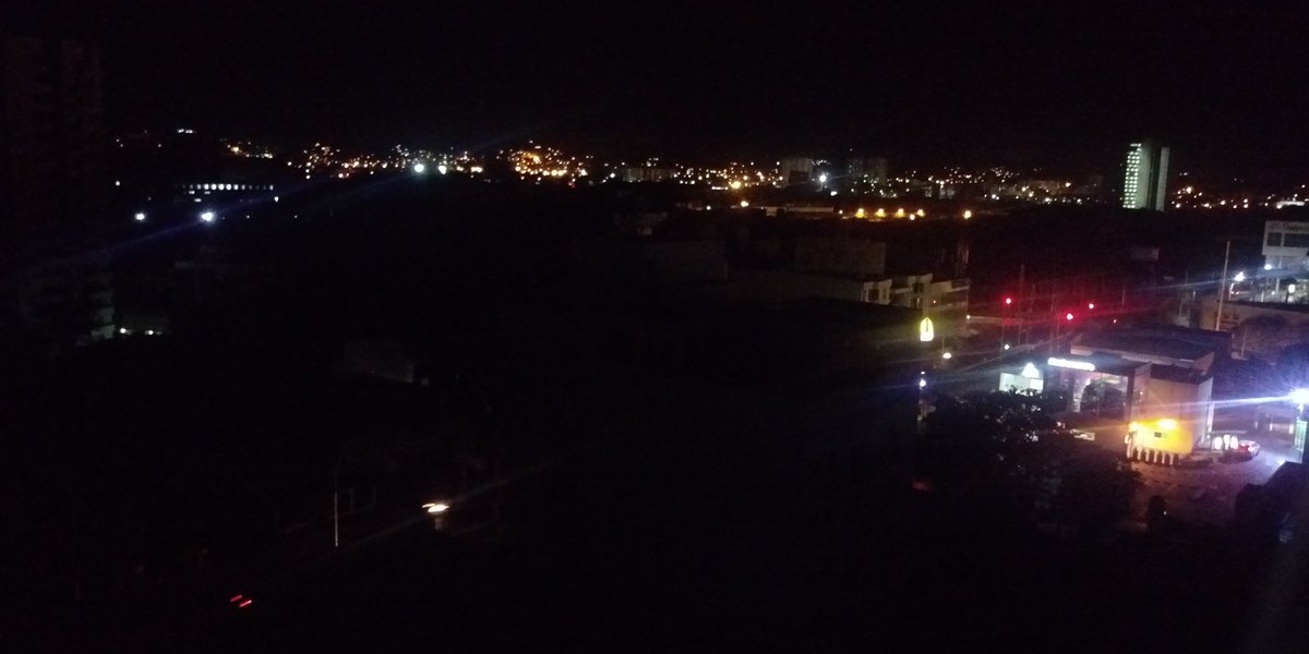 Panorámica de la noche sin luz en Santa Marta.