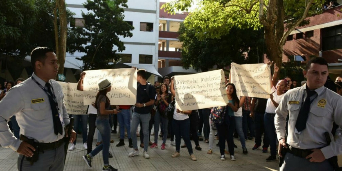 Docentes y estudiantes protestan en Uniautónoma. 
