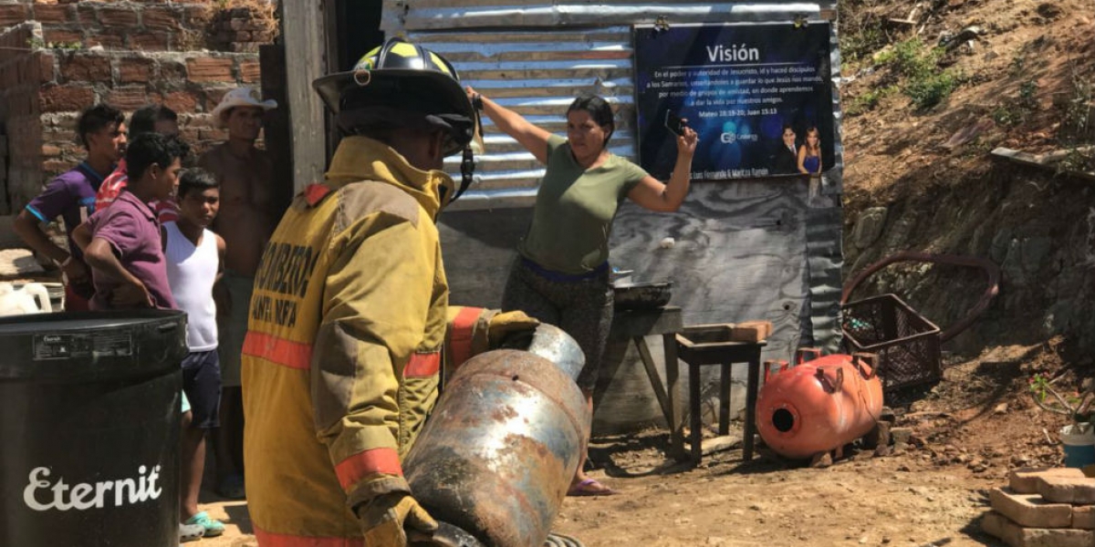 ÁREA DE COMUNICACIONES del CUERPO DE BOMBEROS VOLUNTARIOS DE SANTA MARTA Incendio estructural en el barrio Los Fundadores.