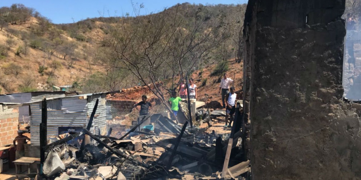 ÁREA DE COMUNICACIONES del CUERPO DE BOMBEROS VOLUNTARIOS DE SANTA MARTA Incendio estructural en el barrio Los Fundadores.
