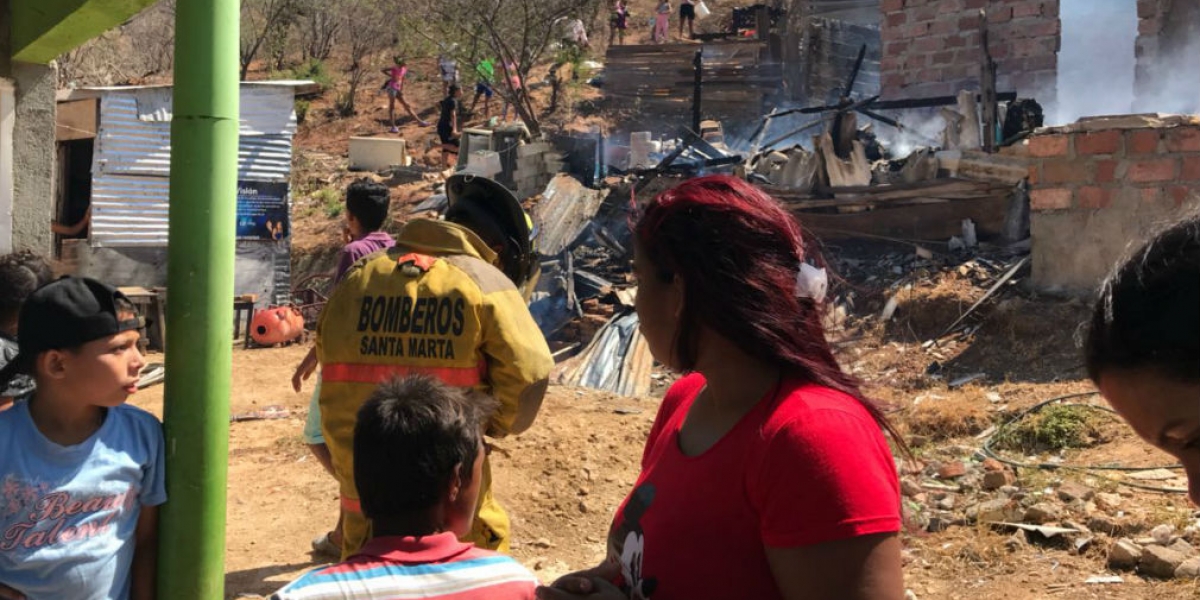 ÁREA DE COMUNICACIONES del CUERPO DE BOMBEROS VOLUNTARIOS DE SANTA MARTA Incendio estructural en el barrio Los Fundadores.