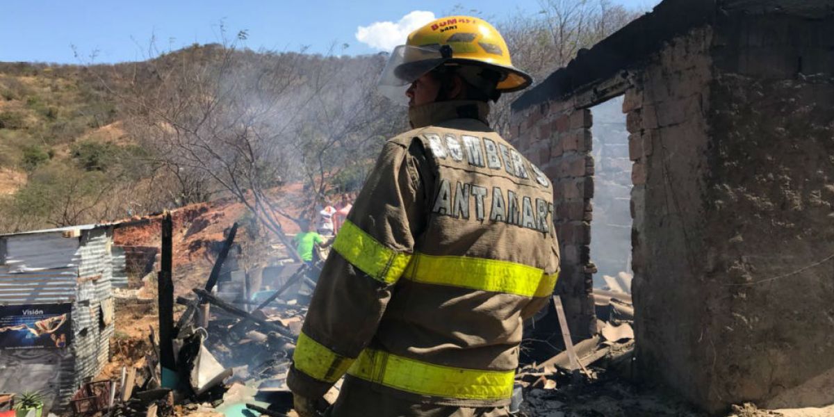 ÁREA DE COMUNICACIONES del CUERPO DE BOMBEROS VOLUNTARIOS DE SANTA MARTA Incendio estructural en el barrio Los Fundadores.