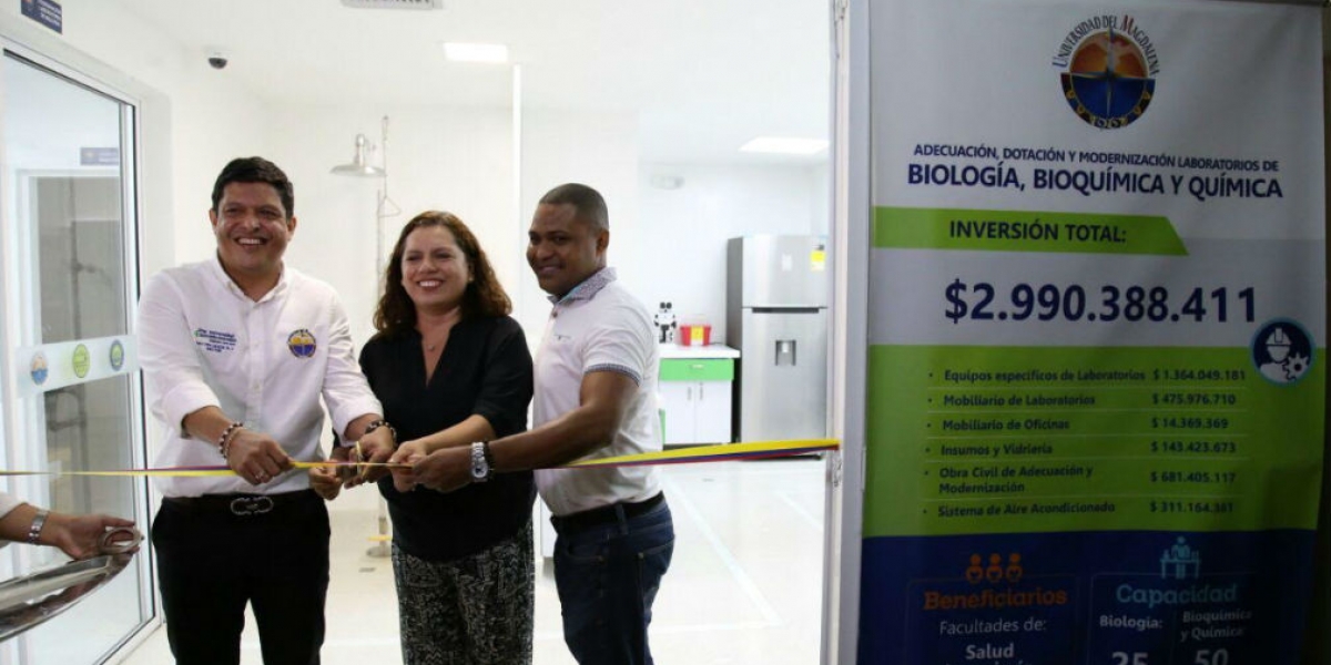 Rector Pablo  Vera, entregando los nuevos laboratorios.