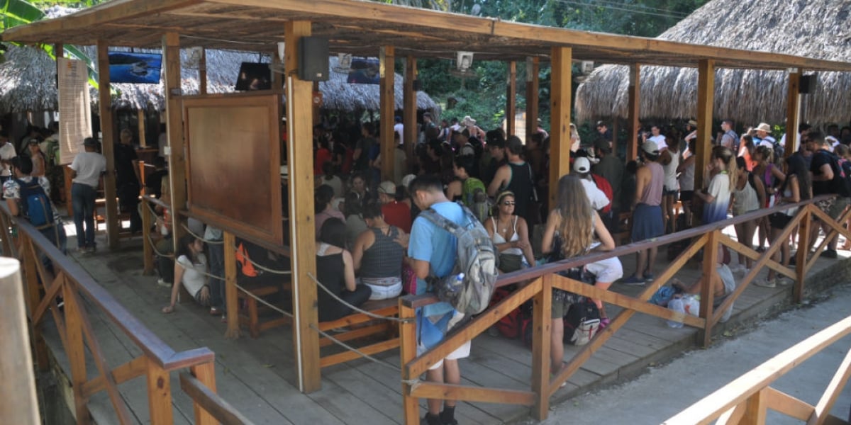 Prensa Parque Tayrona Visitantes al Parque Tayrona durante el primer día de acceso, después de su descanso.
