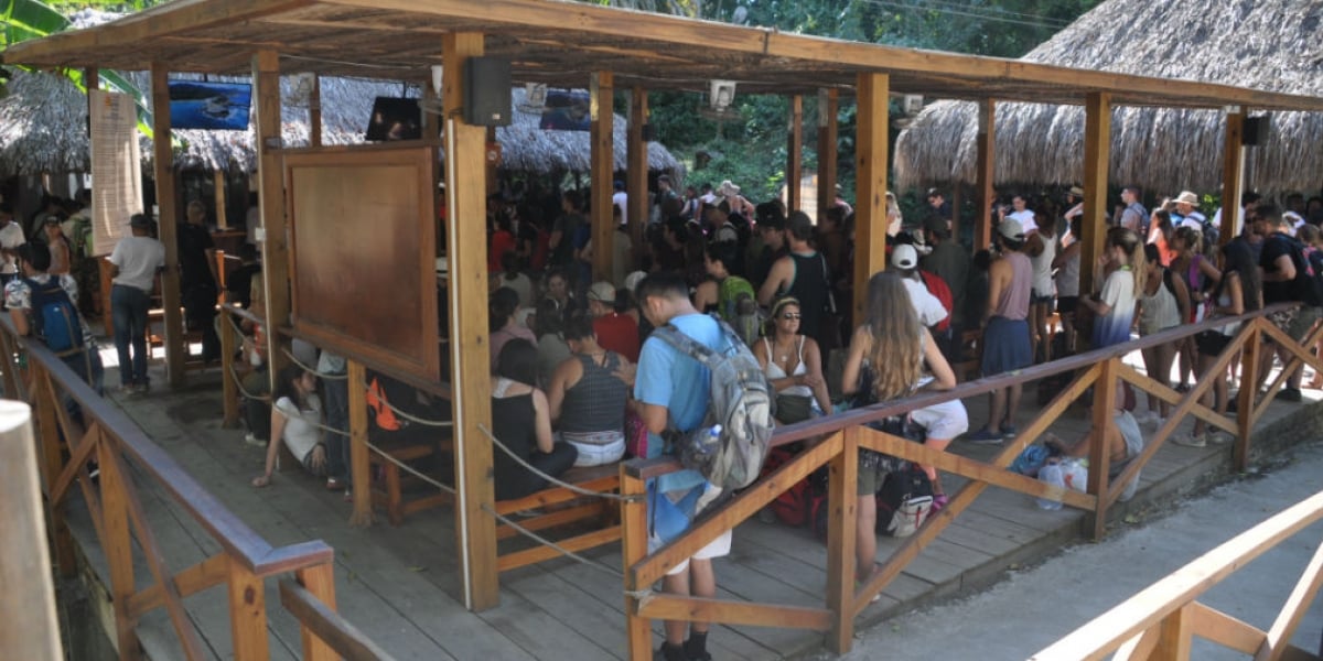 Visitantes al Parque Tayrona durante el primer día de acceso, después de su descanso.