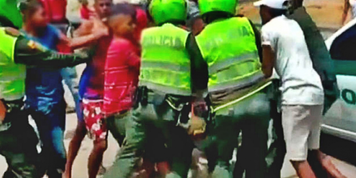 Habitantes del barrio, protegen al presunto ladrón de los uniformados.