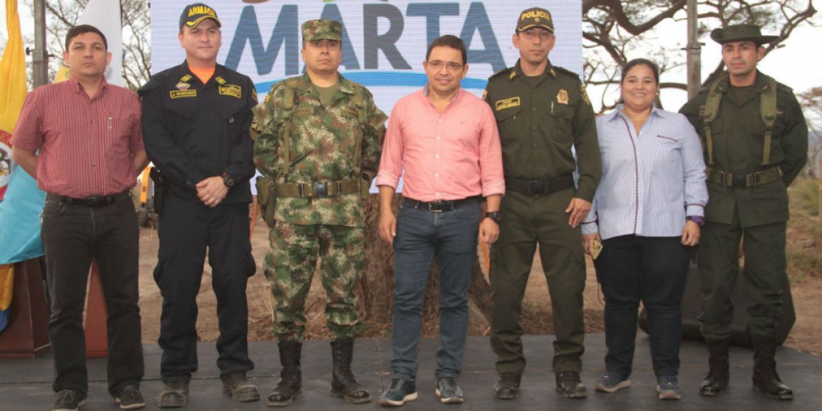 El Alcalde estuvo acompañado de otras autoridades del Distrito, durante el acto simbólico de inicio de la obra.