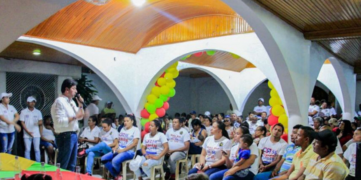 Prensa Fabián Castillo. Fabian Castillo Suarez, visitó el municipio de Urumita, La Guajira, donde fue recibido por un gran grupo de mujeres.