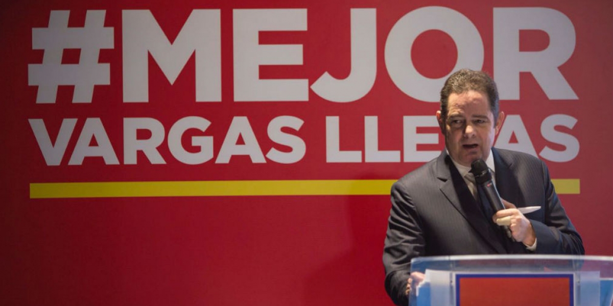 Vargas Lleras, con el logo #MejorVargasLleras recogió firmas para poder ser candidato presidencial.