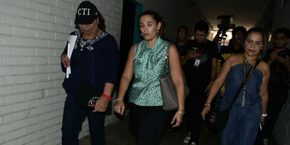 Zona Cero. Miembros de la Fiscalía saliendo del área administrativa de la Universidad Autónoma del Caribe.