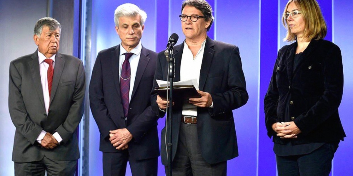 @EquipoPazGob Gustavo Bell e integrantes del equipo negociador.