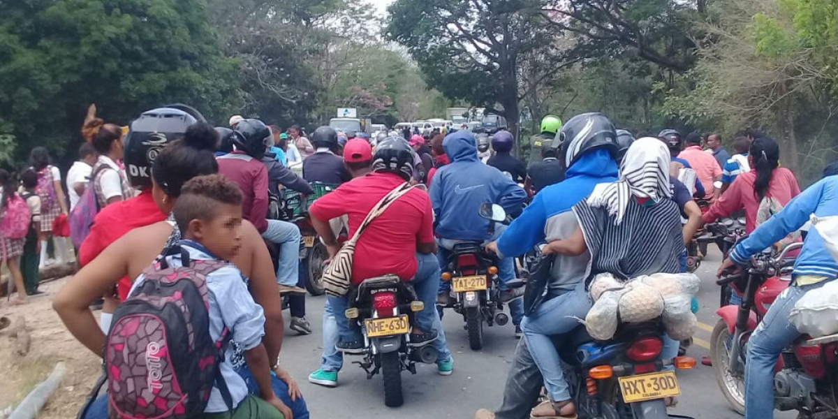 bloqueos en la vía Guamal- El Banco para exigir transporte escolar.
