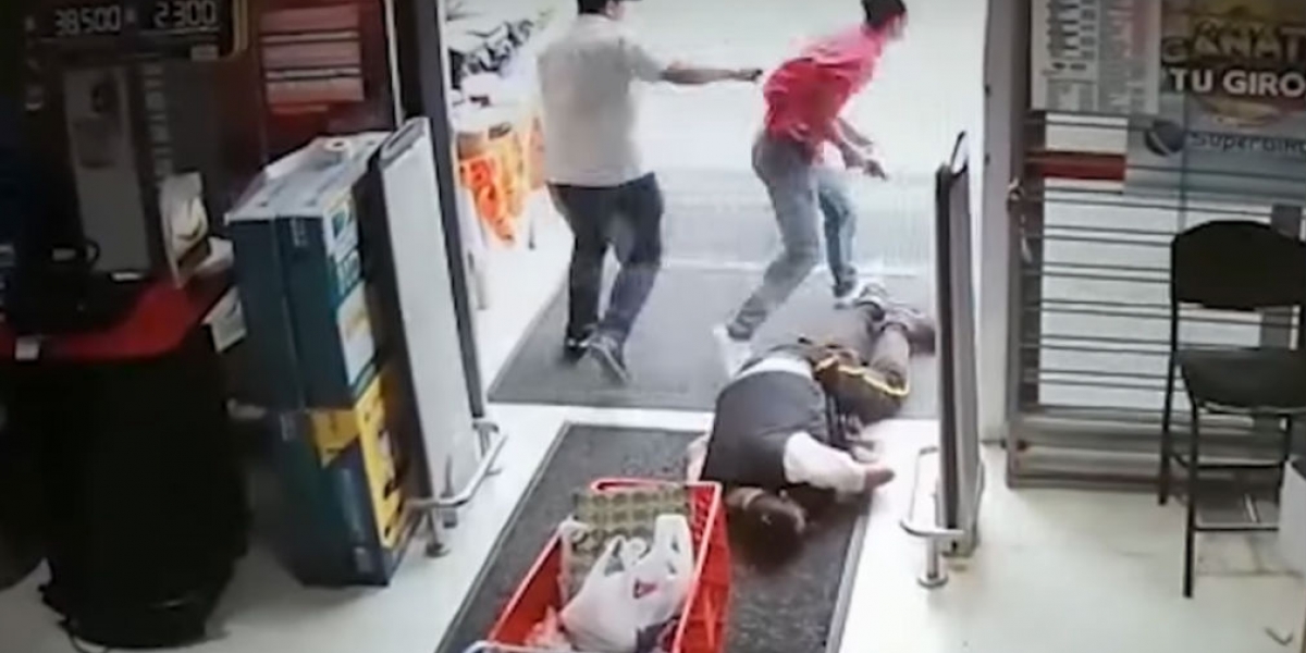 Zona Cero En el video se observa como uno de los guardias sale primero de la entrada de la Olímpica.