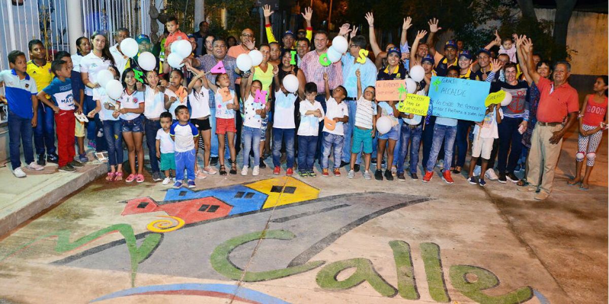 Alcaldía de Santa Marta La comunidad hizo presencia en el acto de entrega de las calles pavimentadas.