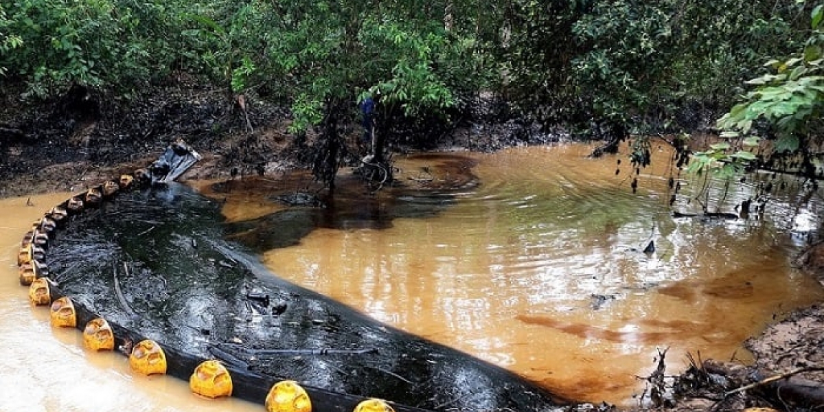 Contaminación en la quebrada La Lizama.