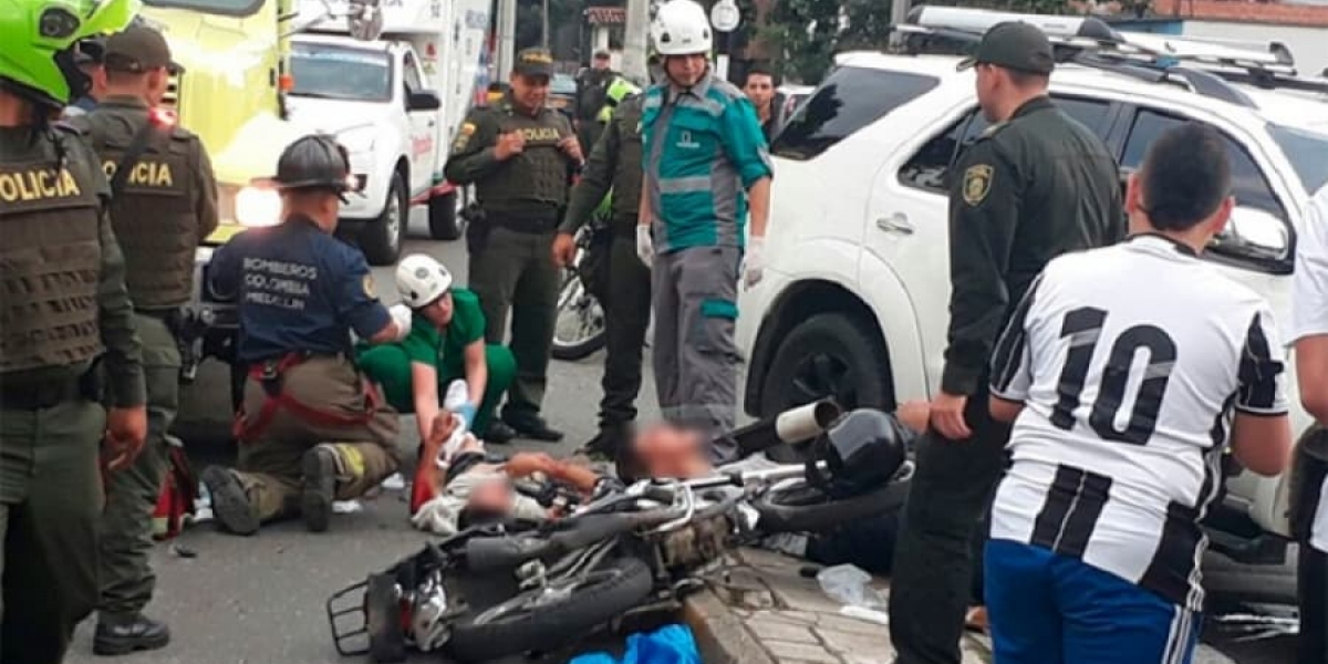 Telemedellín Escena después que los delincuentes fueron atropellados por de quien habían robado minutos antes.
