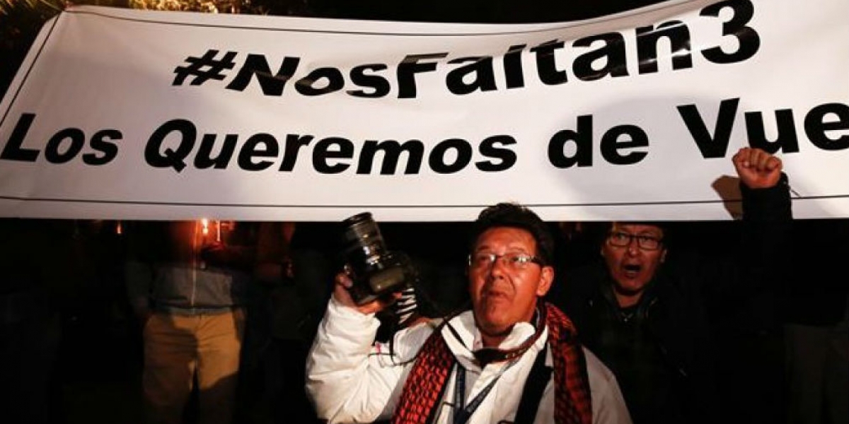 EFE. Periodistas de Ecuador en vigilia por el secuestro de tres colegas.