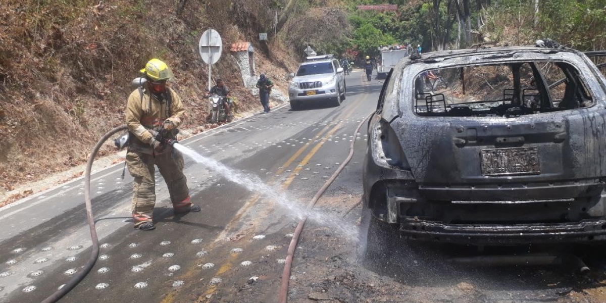 Bomberos atienden la emergencia. 