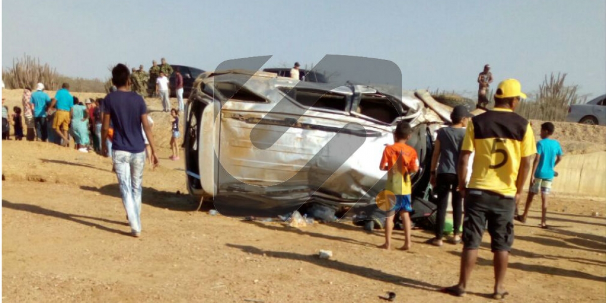 La camioneta quedó volcada a varios metros de la vía.