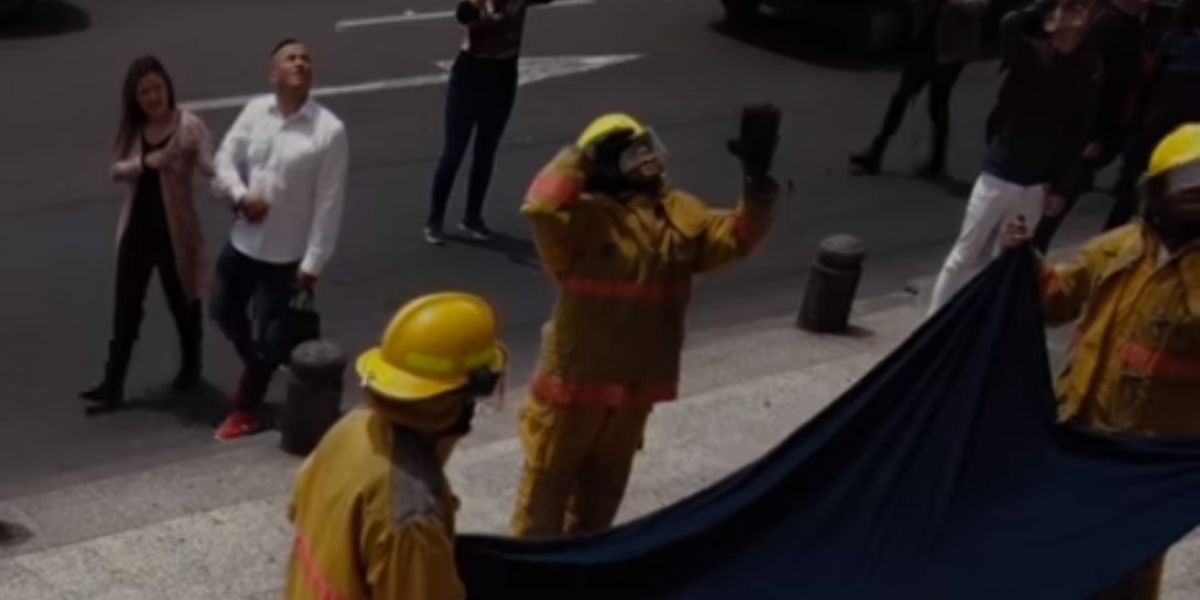 Captura de video. El momento en que la pareja pasaba por el lugar y el supuesto hombre se lanzaba del sexto piso.