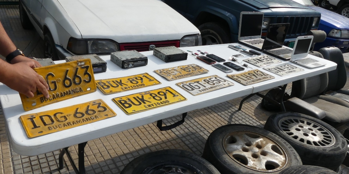 Policía de Santa Marta. Placas venezolanas con la que eludían los controles.