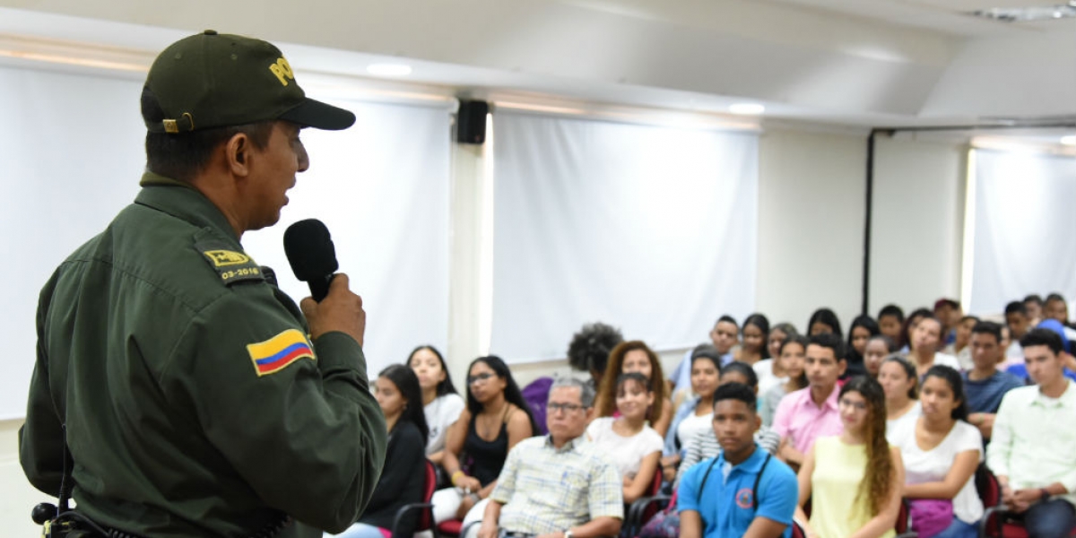 Oficina de Comunicaciones Unimagdalena. La conferencia organizada por el álma máter contó con masiva asistencia de los docentes y estudiantes de algunas Instituciones Educativas Distritales como el Hugo J. Bermúdez y el Francisco de Paula Santander.