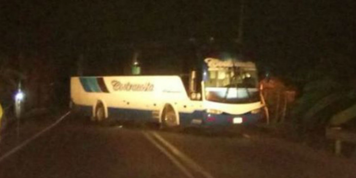 El conductor del bus de la empresa Cootracosta detuvo la marcha y bloqueó la vía nacional causando un trancón.