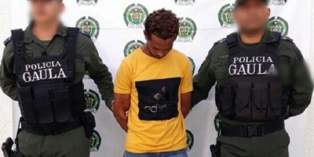 Policía Magdalena Dairo de Jesús Carrillo Hernández cuando era procesado por las autoridades.