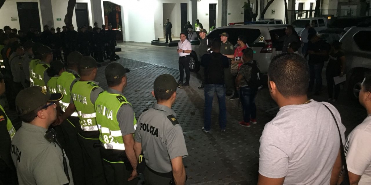 Como primera autoridad, el alcalde Martínez habló con la tropa antes de salir a patrullar.