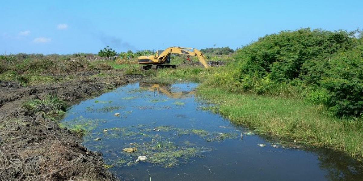 Así avanzan los trabajos de limpieza en los canales de desagüe de Ciénaga.
