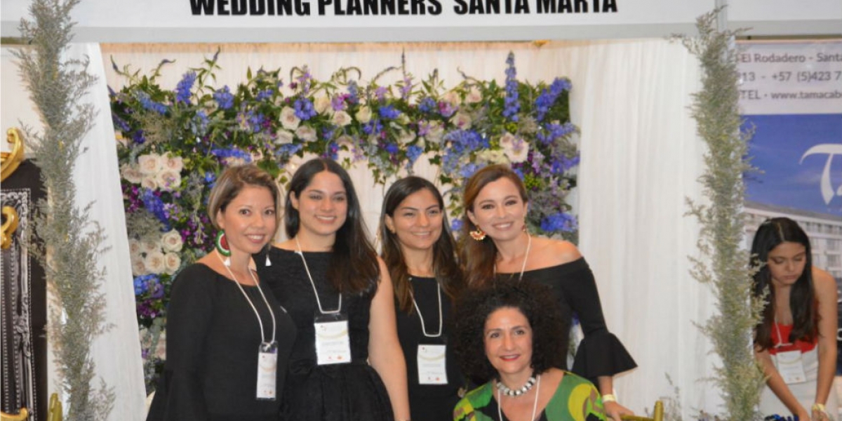 Òscar Mejía- Seguimiento.co La diseñadora Judy Hazbun posó al lado de las wedding planners.