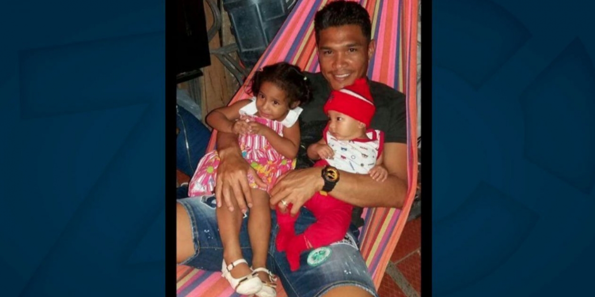 Instagram Teófilo Gutiérrez carga a su prima Arly Sarmiento Díaz (Izq.) en una foto publicada en su Instagram.