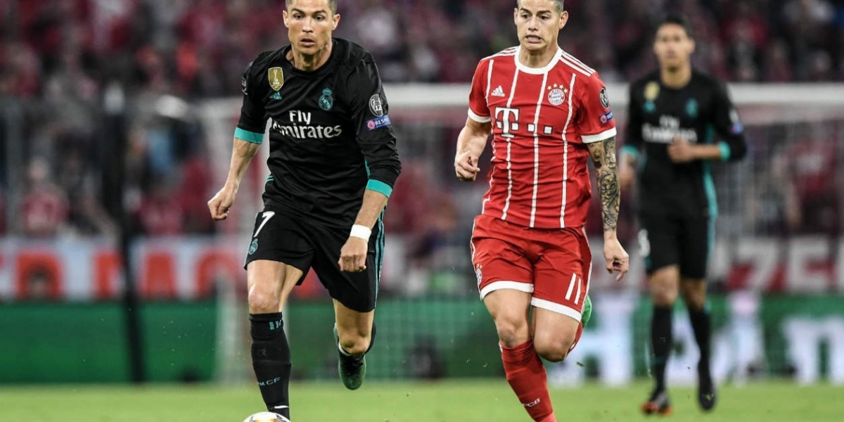 EFE Cristiano Ronaldo disputa la pelota con James Rodríguez.