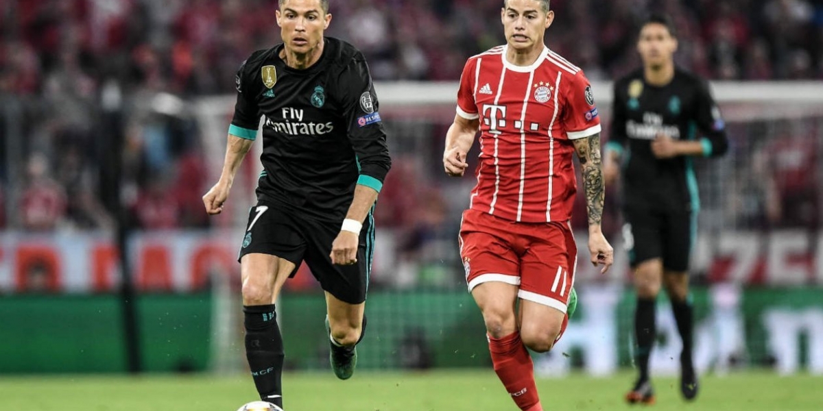 Cristiano Ronaldo disputa la pelota con James Rodríguez. 