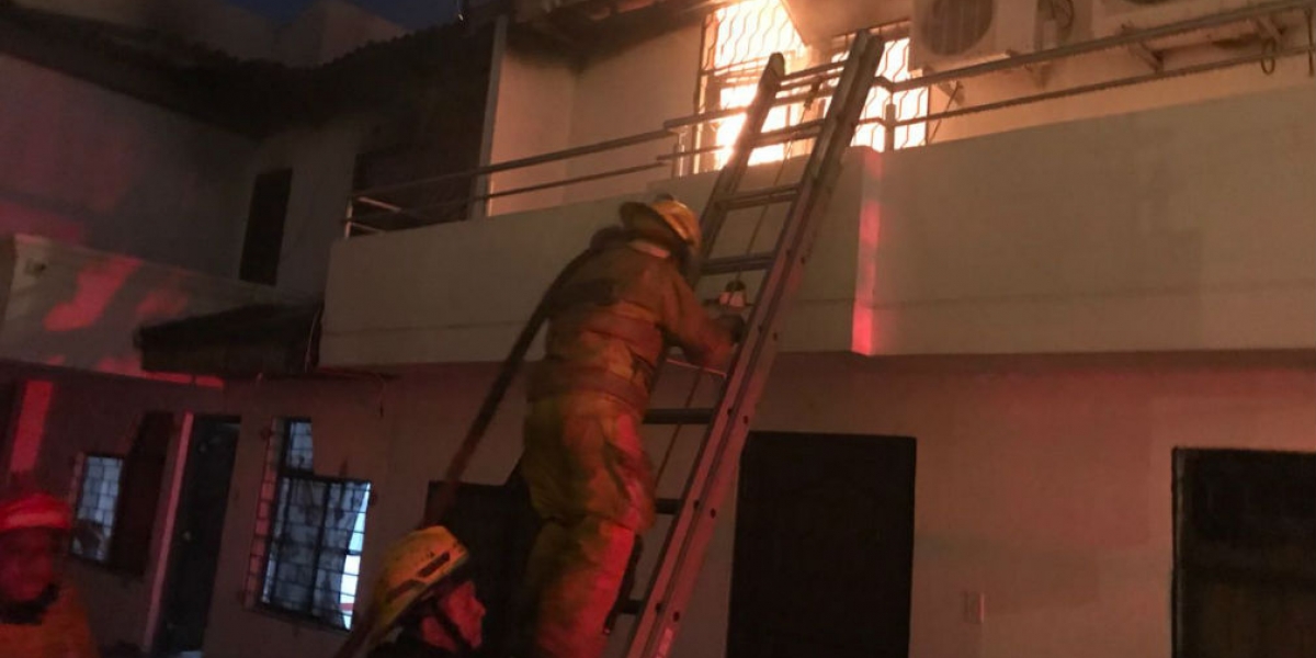Bomberos de Santa Marta Incendio en El Rodadero fue atendido por los Bomberos.