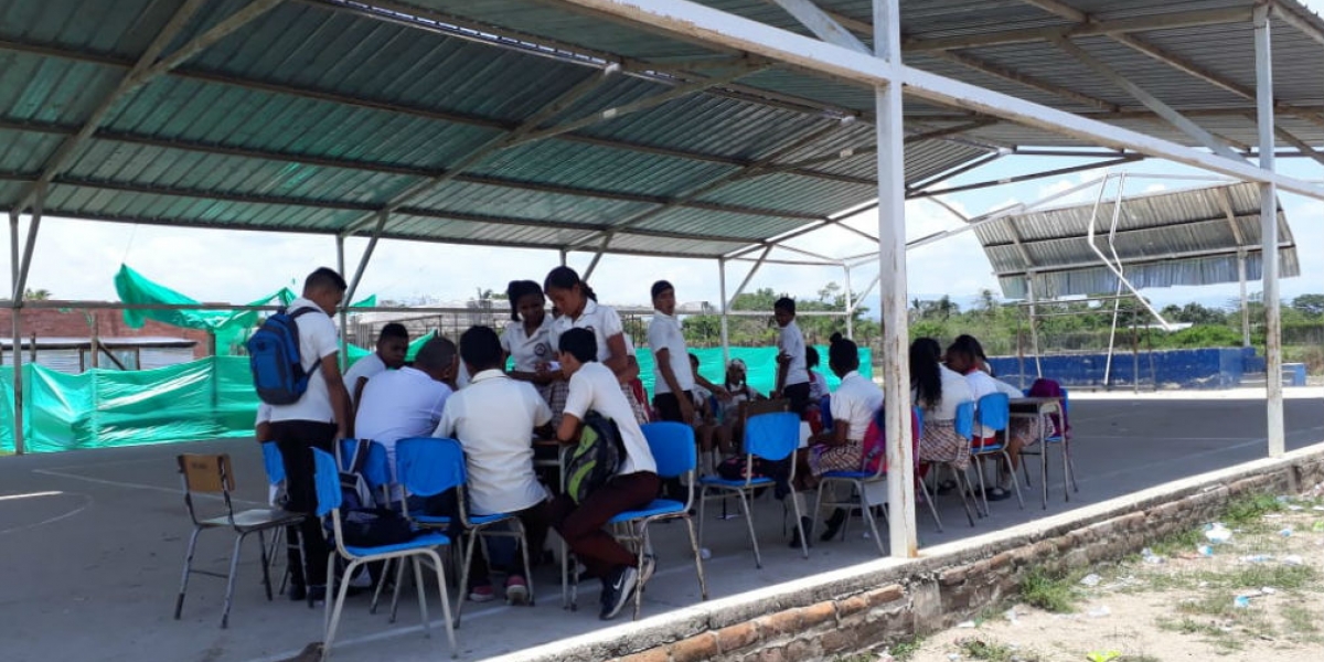 Estudiantes de Tucurinca tienen que recibir clases en la cancha múltiple, luego que sus aulas perdieran el techo debido al vendaval del fin de semana.