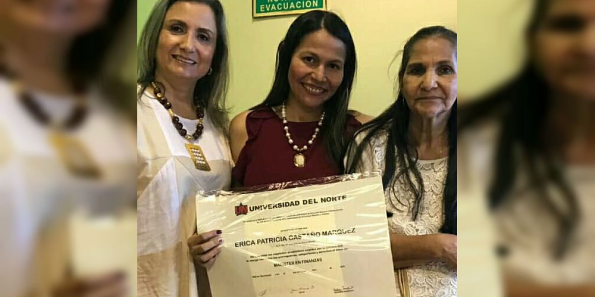 Facebook. Érica, junto a la señora que le colaboró y a su mamá recibiendo su diploma de magister.