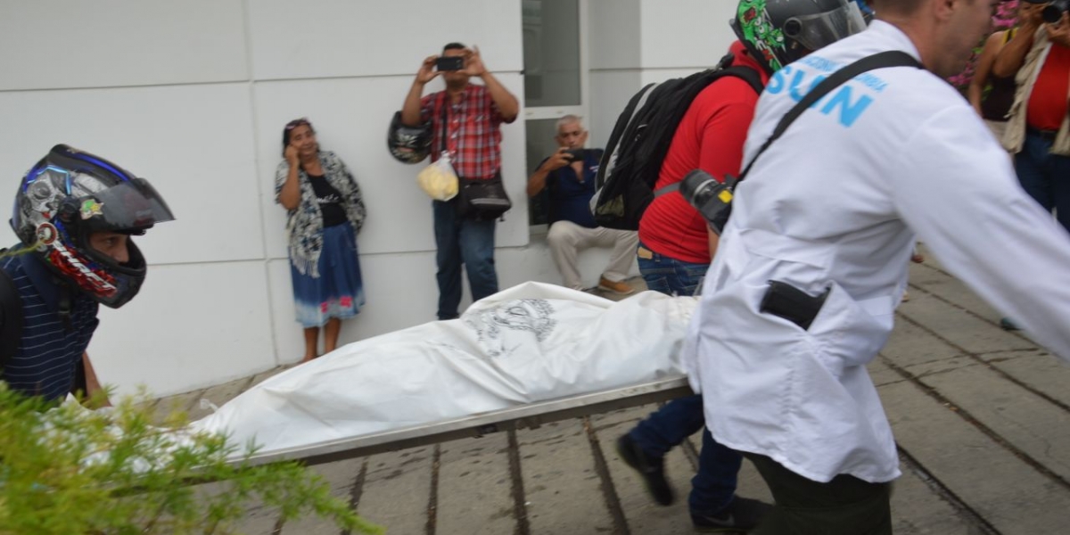 Seguimiento.co Hasta la clínica llegaron los hombres de criminalística de la Policía para la realizar el levantamiento.