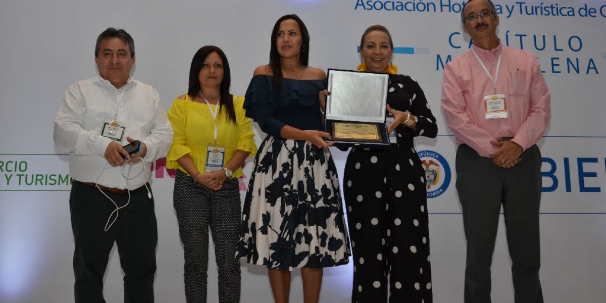 La viceministra Sandra Howard recibiendo el reconocimiento por parte de Cotelco Magdalena.
