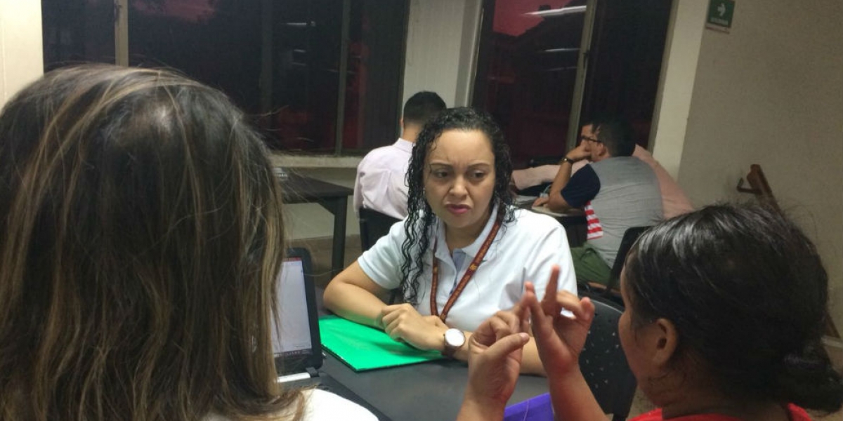 Seguimiento.co Delia Meza dicta monitorías a jóvenes con limitaciones auditivas.