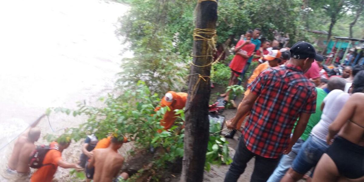 Momentos en que personal de la Defensa Civil realizaba las labores de rescate del personal atrapado en el río Frío.