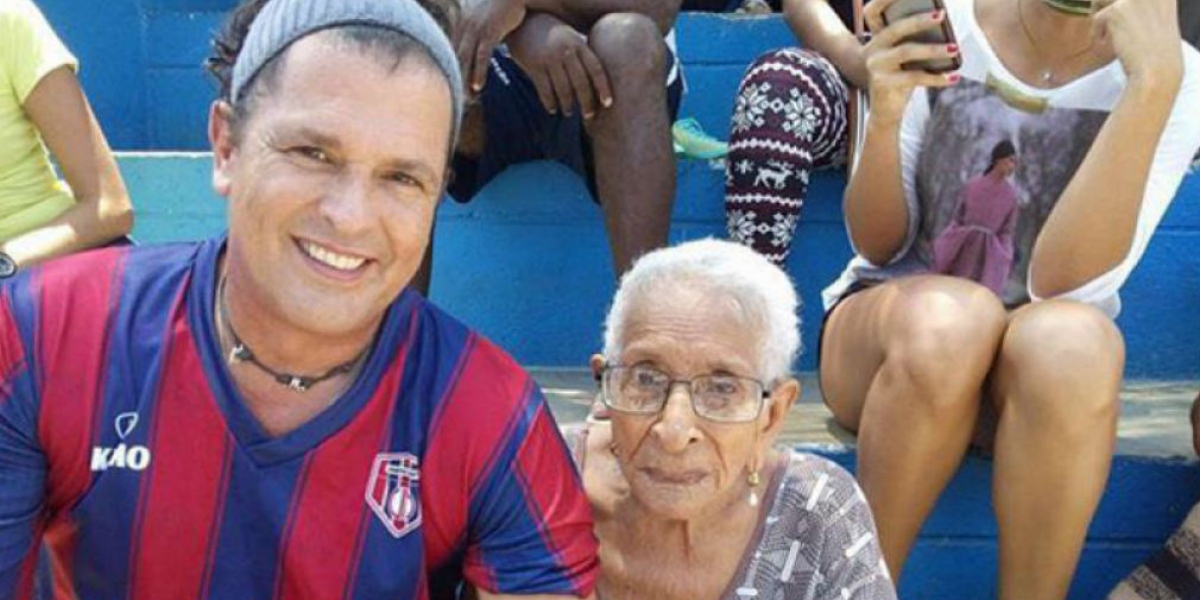 El Heraldo. Carlos junto a una abuelita en la cancha "La Castellana".