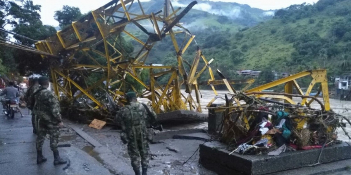 Puente Simón Boliíar destruido en Puerto Valdivia.