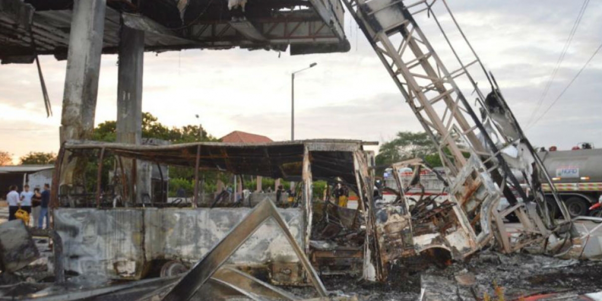 El Tiempo. Así quedó la estación de gasolina del sector de Don Jaca, en las afueras de Santa Marta, luego que una buseta chocó contra una de la islas del lugar.