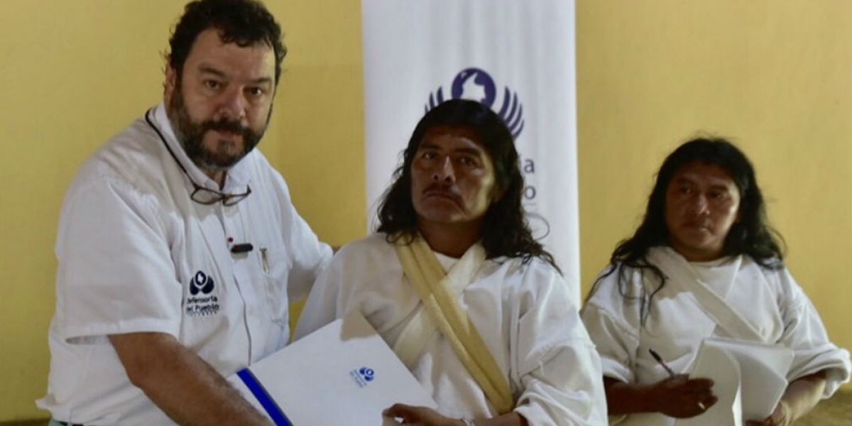 Defensoría del Pueblo Defensor del Puebo junto a indígenas de la Sierra Nevada.