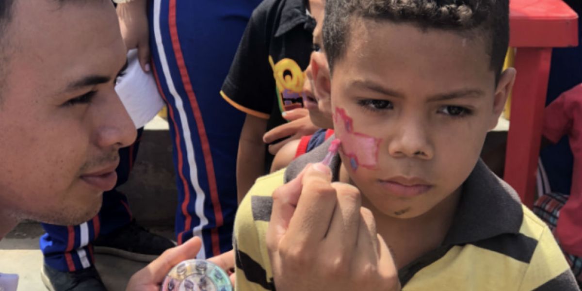 Oficina de Comunicaciones Unimagdalena. La unimag pintó de colores el rostro de los niños.