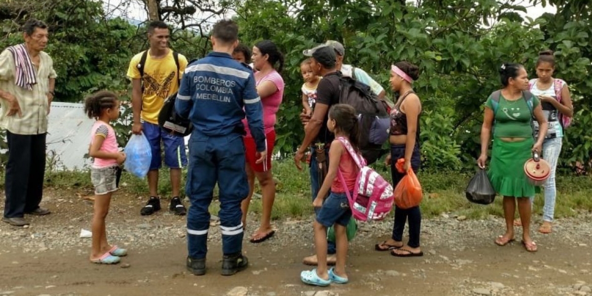 Autoridades apoyando a las familias afectadas.