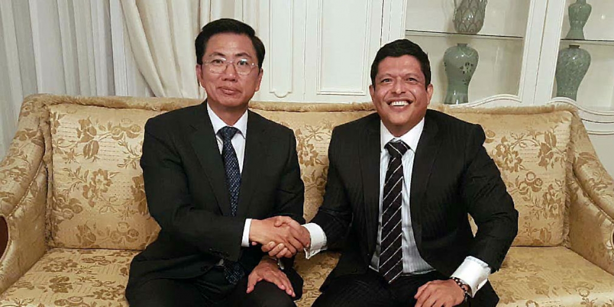 Oficina de Comunicaciones Unimagdalena. El Rector de la Universidad del Magdalena, Pablo Vera Salazar, tuvo un encuentro con el mandatario coreano en la Embajada, en Bogotá.